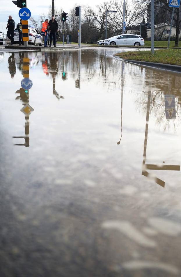 Zagreb: Poplava u Ukrajinskoj ulici zbog puknuća cijevi