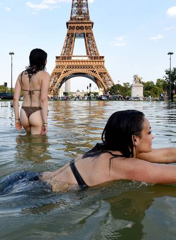 Tourists and Parisians Cool Off at Eiffel Tower - Paris