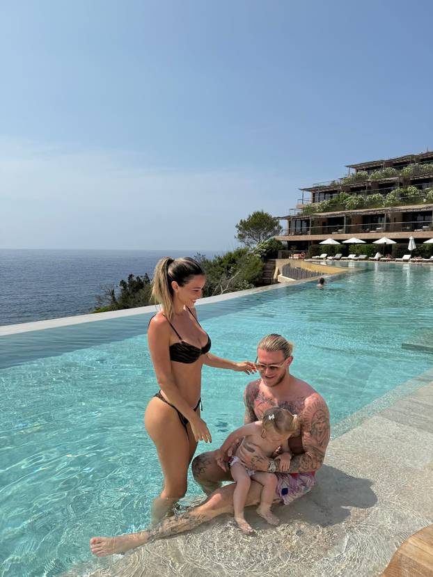 FOTO Vruće ljeto Dilette Leotte, nešto joj je provirilo u kostimu. Kolegica: Vulgarno se odijevaš