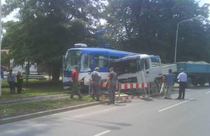 Tramvaj odgurao kamion u rupu koju su kopali radnici