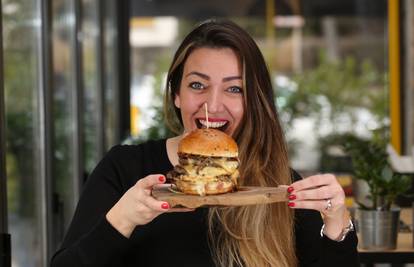 Za najsočniji burger prvo ide umak, salata pa tek onda meso