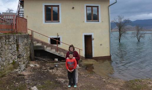 'Tužan sam, spasio sam medu i zeku, ali naša kuća je uništena'