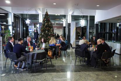 FOTO Osmijesi, stisak ruke i dobro raspoloženje: Pogledajte kadrove uoči početka debate