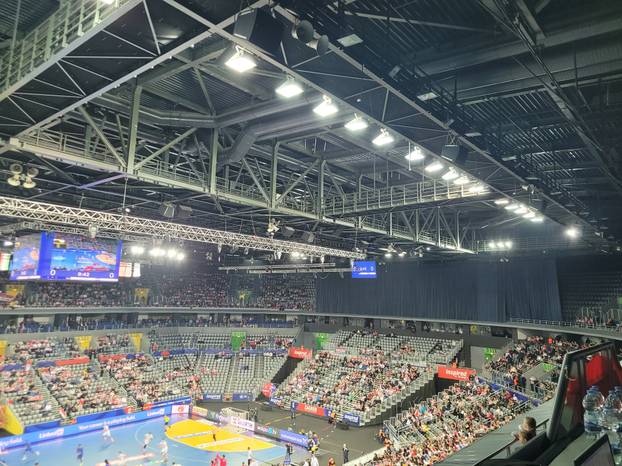 FOTO Arena Zagreb poluprazna na utakmici Hrvatske! Šola: Više smo šminkeri nego navijači