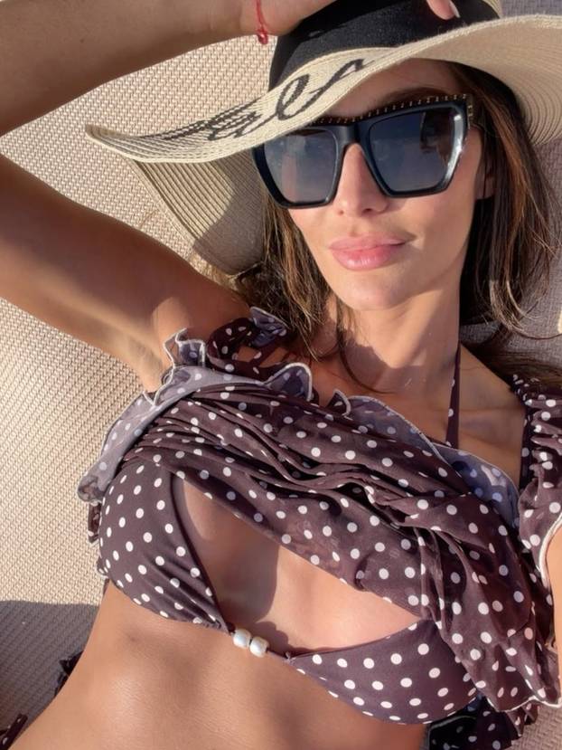 Sestra fatalne Sofije Vergare pokazala kako joj stoji bikini. Fanovi ne mogu doći k sebi