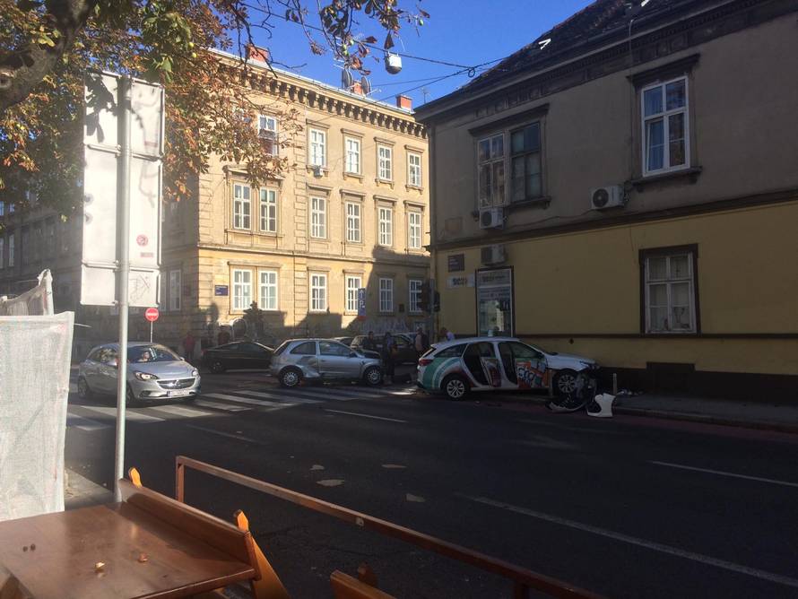 Sudarili se taksi i automobil: 'Čula sam jak udarac. Strašno!'