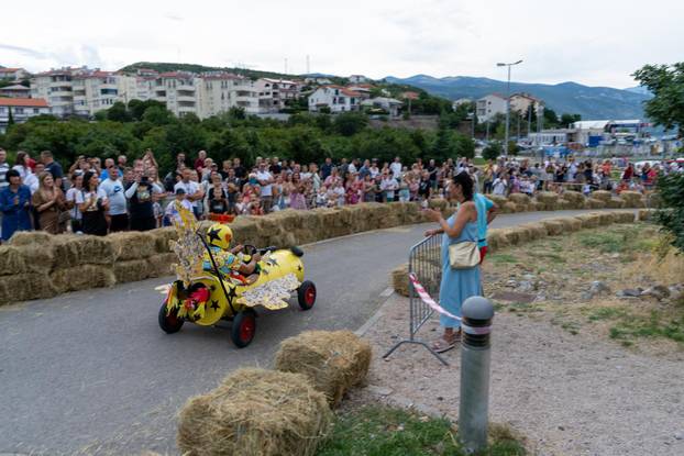 Senj: Održana 1. Senjska maškarana utrka 'Gravity race Senj 2025' podno tvrđave Nehaj