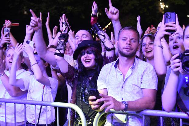Bjelovar: Plavi orkestar napravio neviđeni delirij među obožavateljima na Terezijani