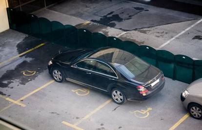Mercedesom zauzeo tri parkirna mjesta za invalide