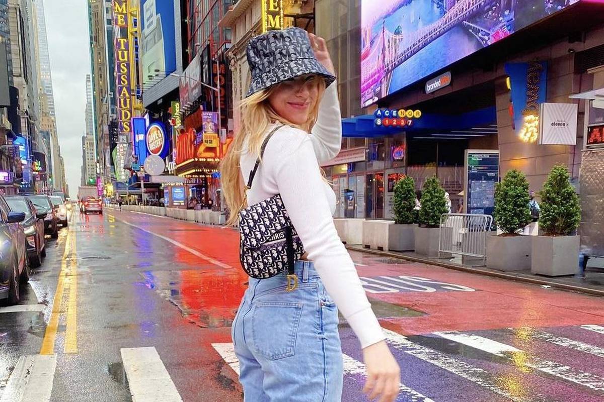 Bucket hat i kratka bijela majica