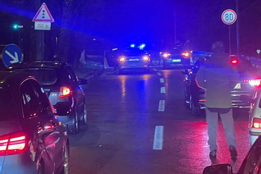 FOTO Prometna u Zagrebu: Automobil sletio i udario u ogradu. Ozlije&dstrok;ena jedna osoba