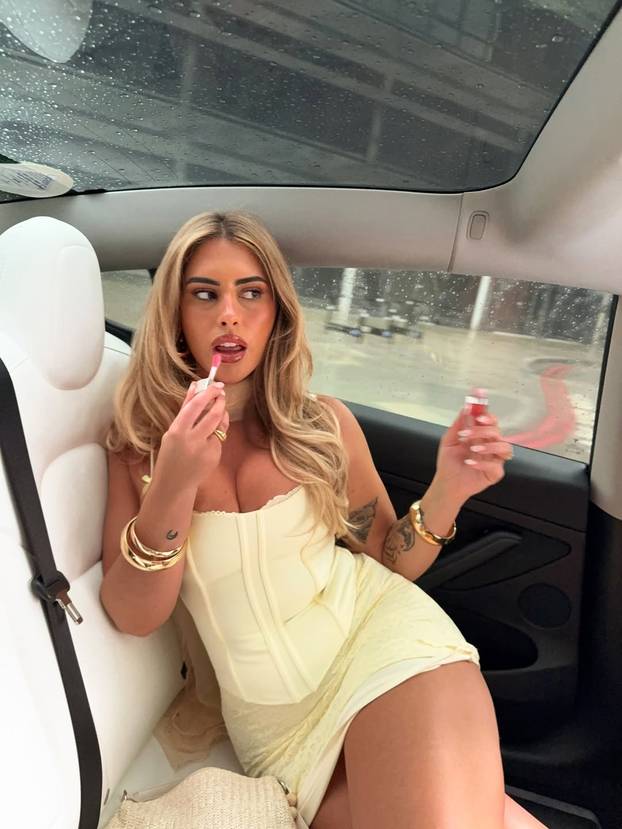 FOTO Ona se ne srami ni strija ni celulita: Ariellu zbog fotki u badiću bez filtera prate milijuni