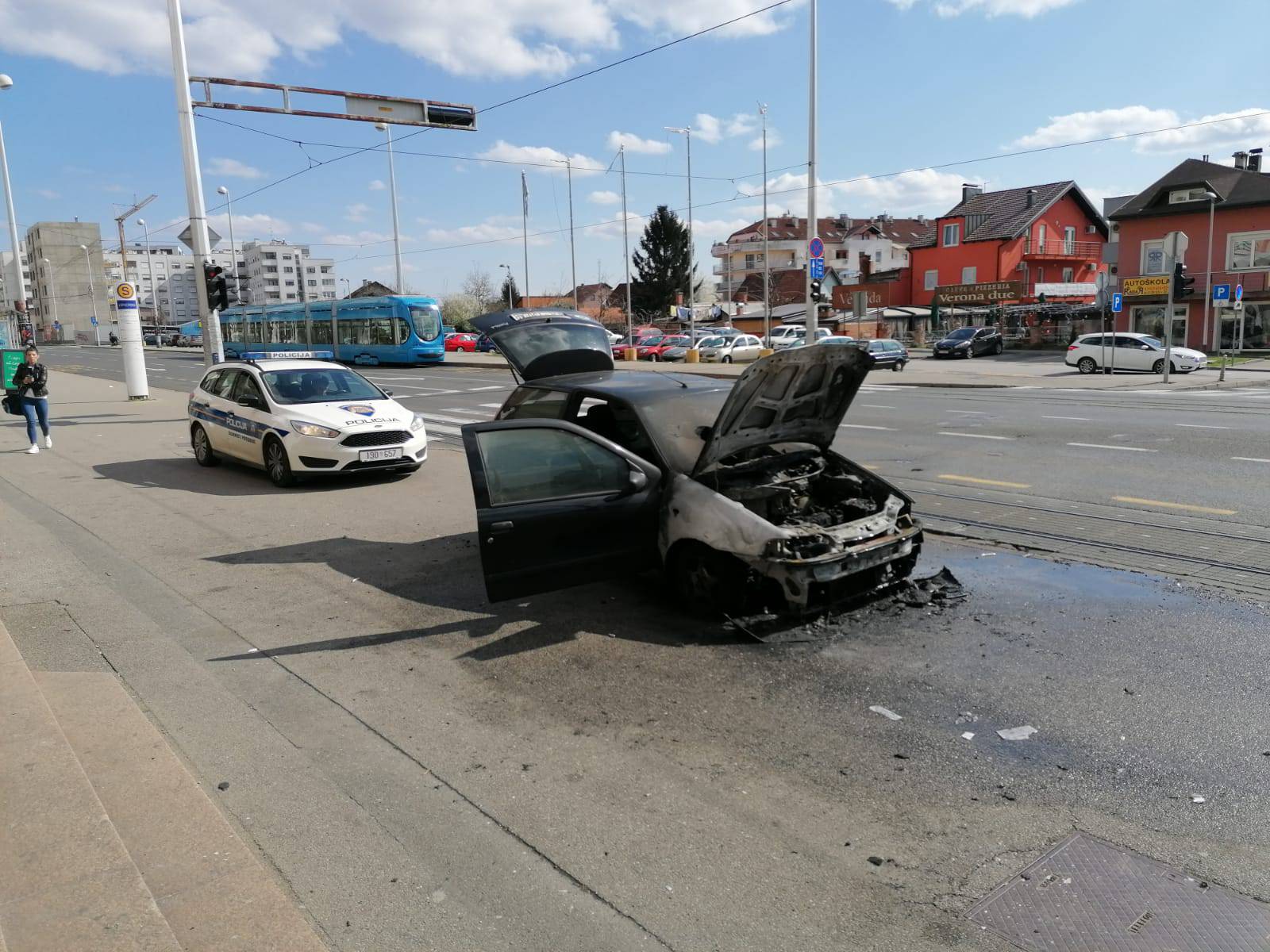 Buktinja u Zagrebu: Parkirani automobil zapalio se u Dubravi