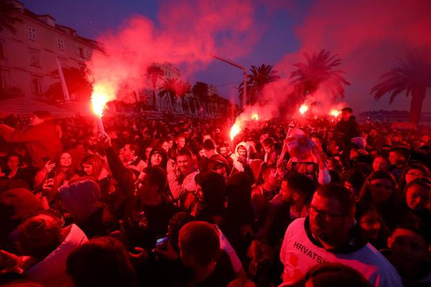 Split: Bakljada navijača na rivi povodom dolaska Vatrenih