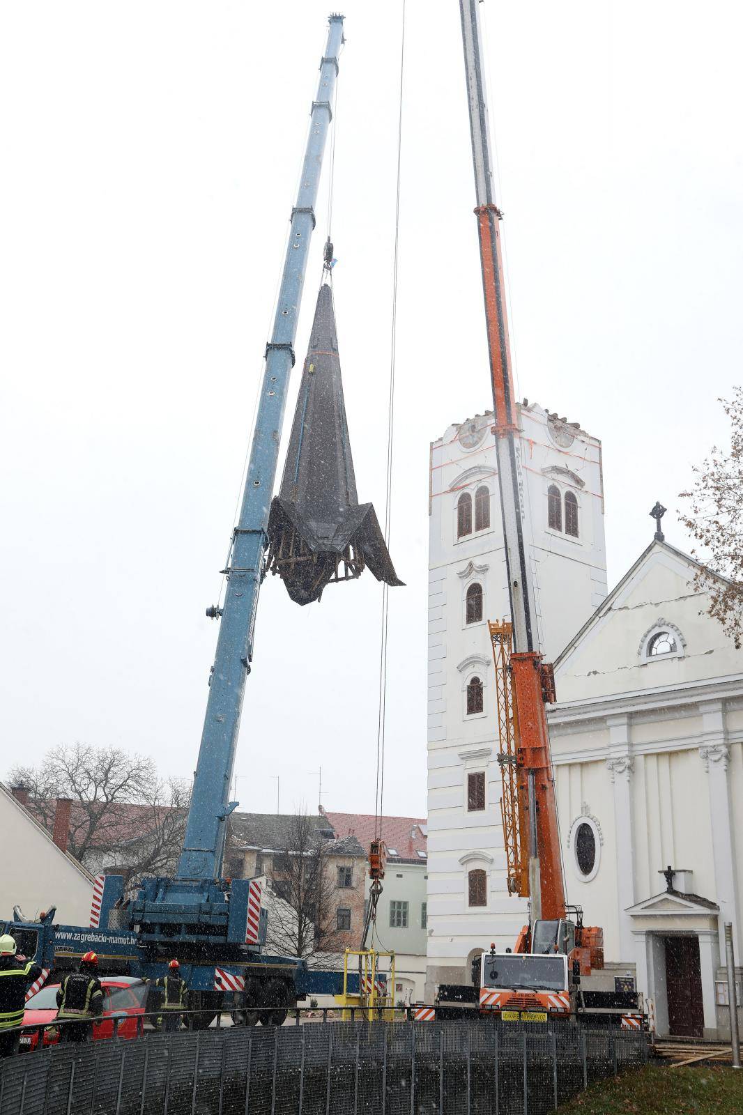 Uklonjen je toranj sisačke katedrale stradale u potresu