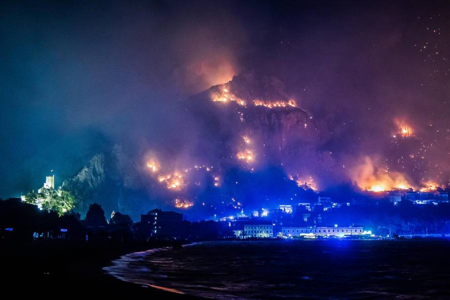 Omiš:  Pogled na Omiš sa ušća Cetine. 