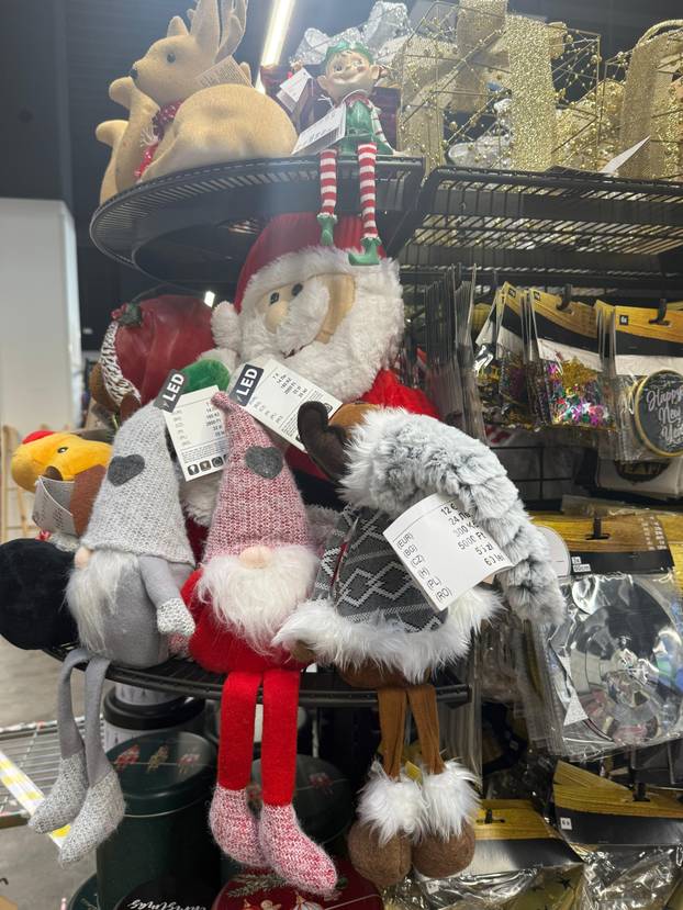 FOTO Trgovci su izvukli božićne ukrase! Pogledajte što se nudi, snježne kugle idu i za 74 eura...