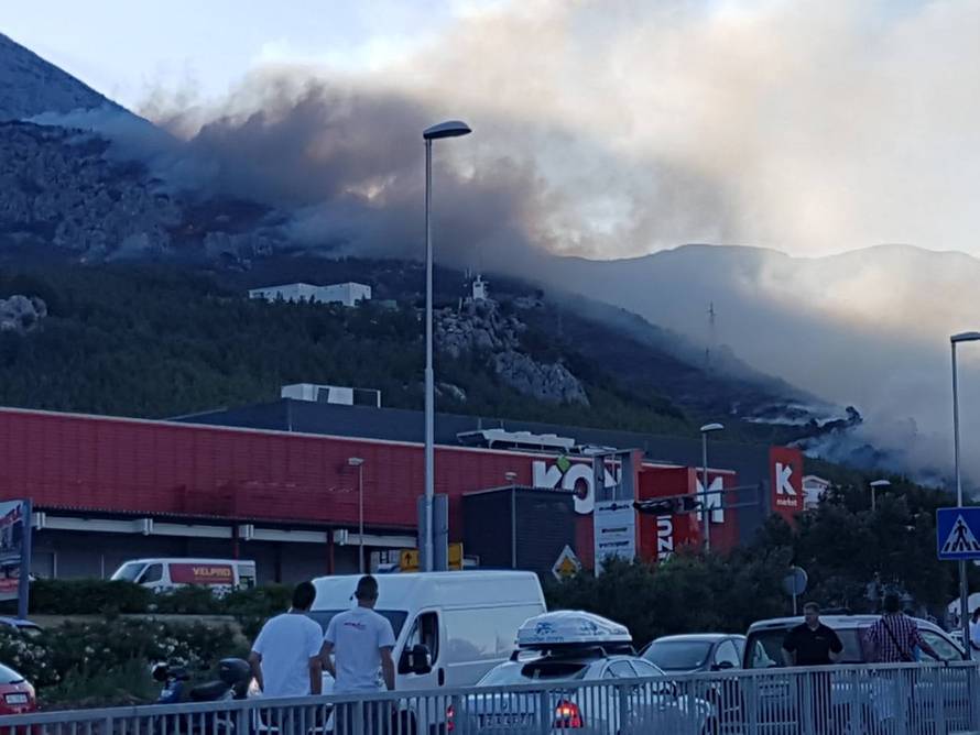 Kanader pomaže u gašenju, u Makarsku stiže i 150 vojnika