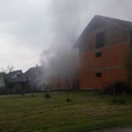 VIDEO Jedan čovjek ozlijeđen u požaru obiteljske kuće u Petrinji
