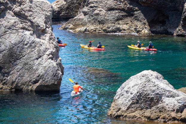 Dubrovnik: Turističke gužve u gradu i spas od vrućine u moru