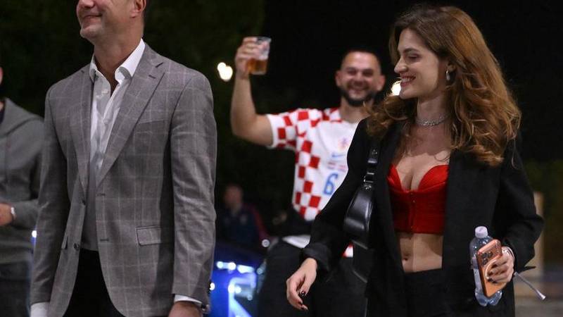 FOTO Arija Rizvić u mini topiću pokazala dekolte i navijala za Hrvatsku, bio je i Marko Vargek