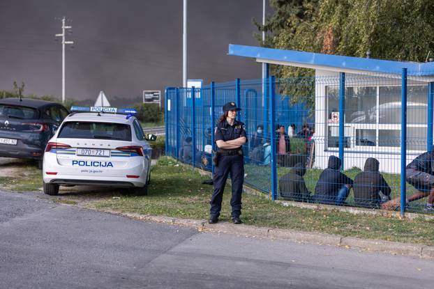 Osijek: Usporeno je širenje velikog požara u osječkoj tvrtki za preradu plastike "Drava International"