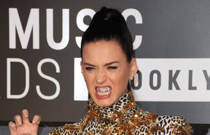 I 'tigrica' Katy nosi navlake na zubima: 'Fura' se na Madonnu