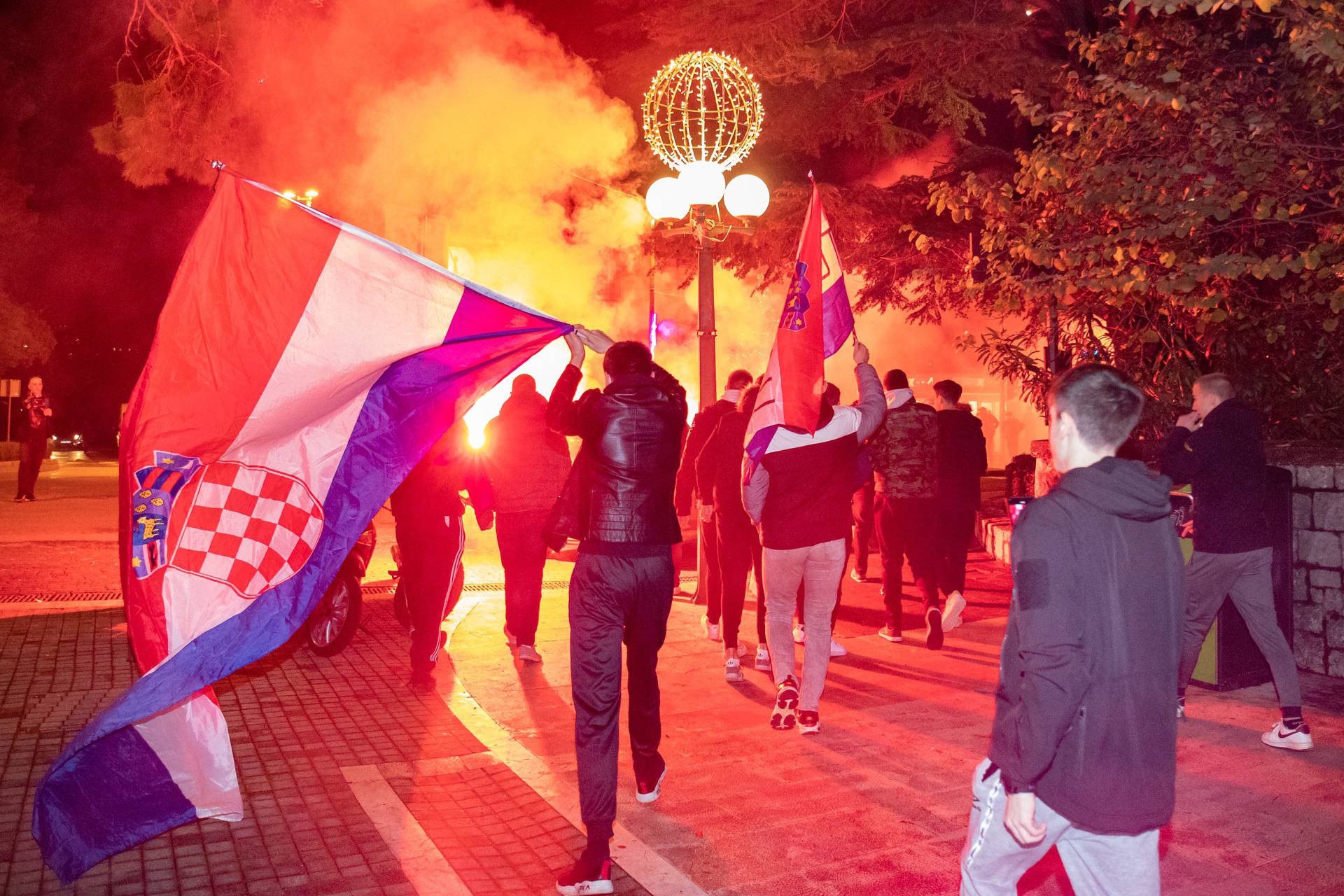 Bakljada i slavlje navijača na ulicama Dubrovnika nakon osvojene bronce