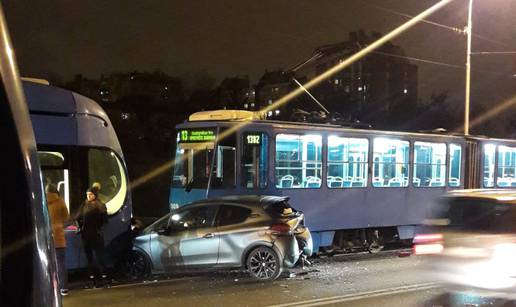 Sudarila se dva tramvaja i dva automobila, nema ozlijeđenih