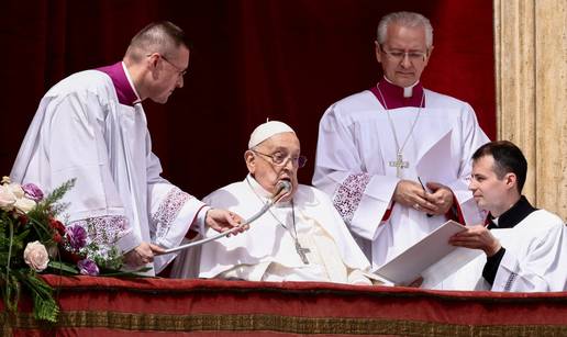 Papa Franjo se pojavio tijekom velike mise u Vatikanu i pozdravio razdragano mnoštvo