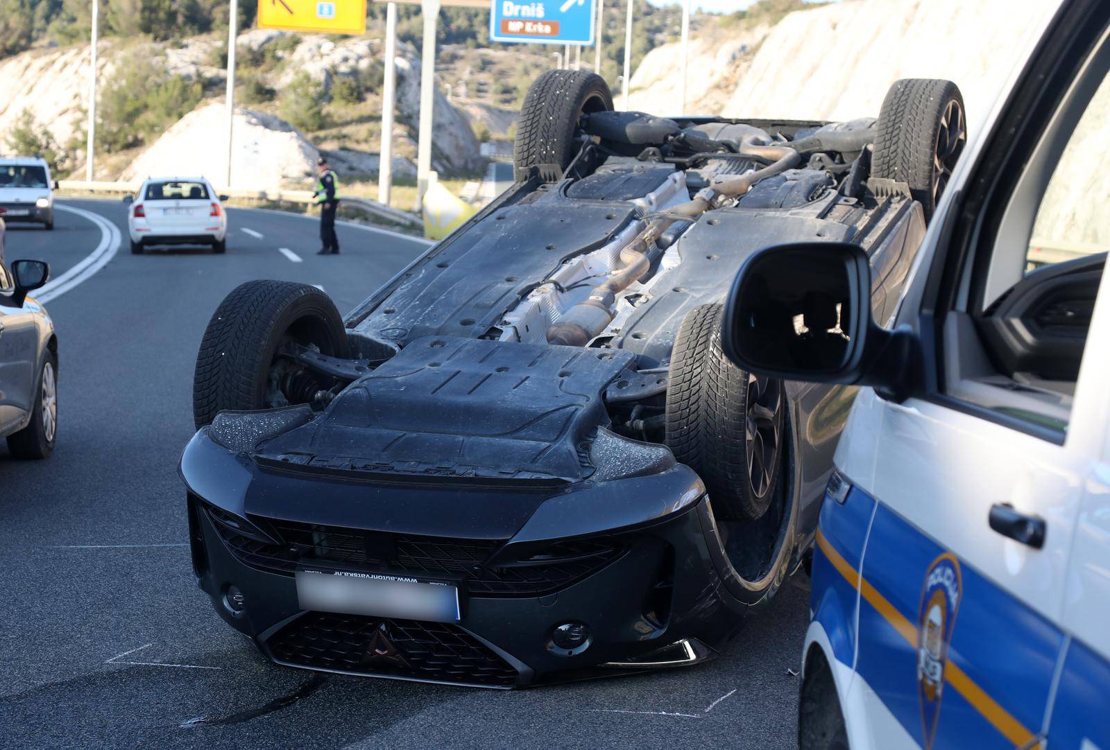 Prometna nesreća u blizini Šibenika, automobil završio na krovu