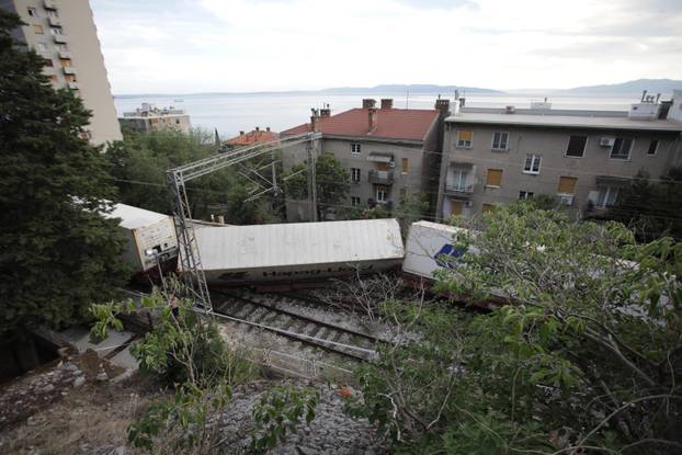 Vagoni iskočili iz kompozicije na pruzi Rijeka-Zagreb kod kolodvora Pećine