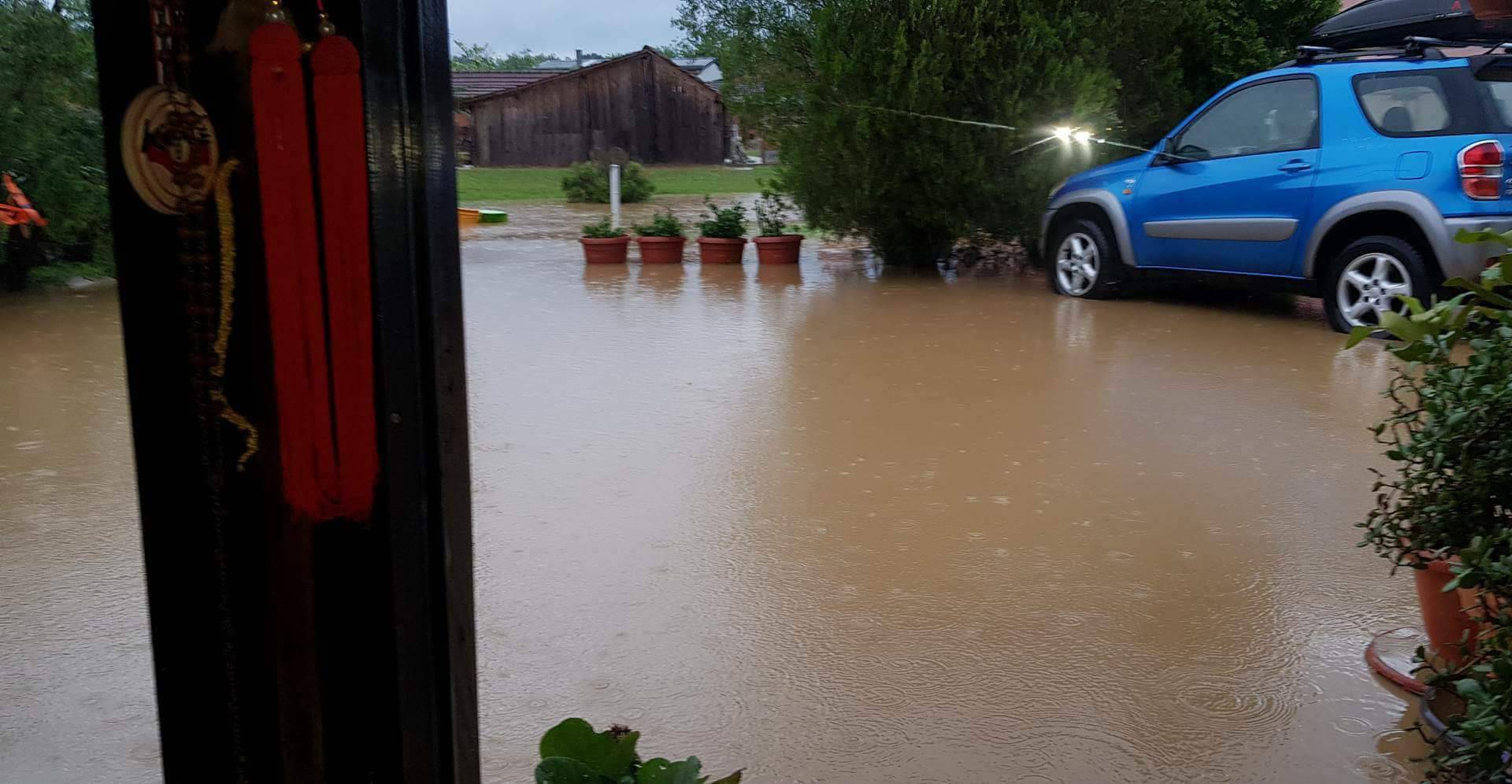 Jako nevrijeme: Poplavile kuće i bolnica, voda izbijala šahtove