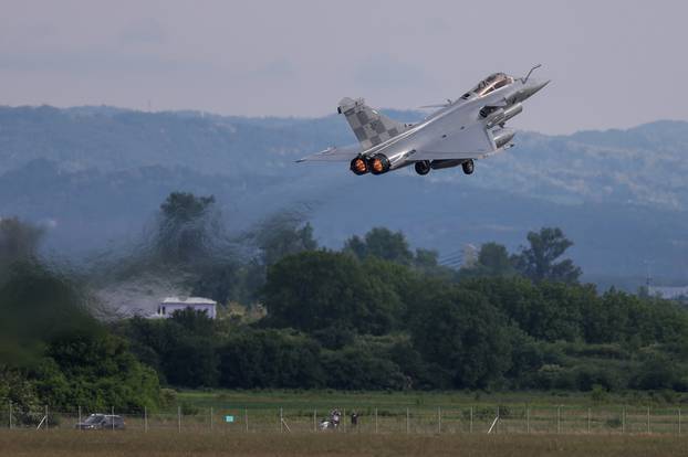 Velika Gorica: Preletom Rafaleima iznad Hrvatske piloti HRZ-a izrazili su zahvalnosti i poštovanje prema svim sudionicima VRO "Bljesak"