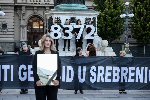 Beograd: Povodom 30. godišnjice genocida u Srebrenici, Žene u crnom organizirale su stajanje u crnini i šutnju na Trgu Republike