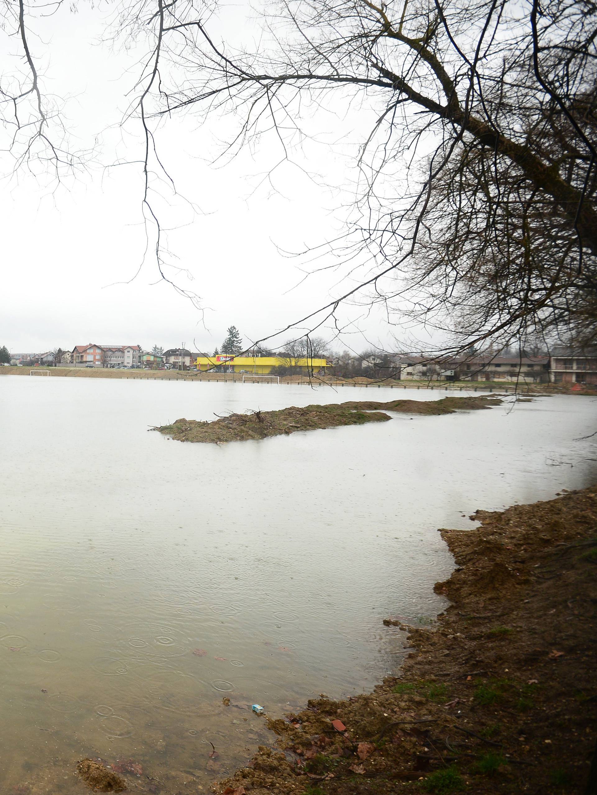 Zemlja je zatrpala traktor kraj Požege, vozač se jedva spasio