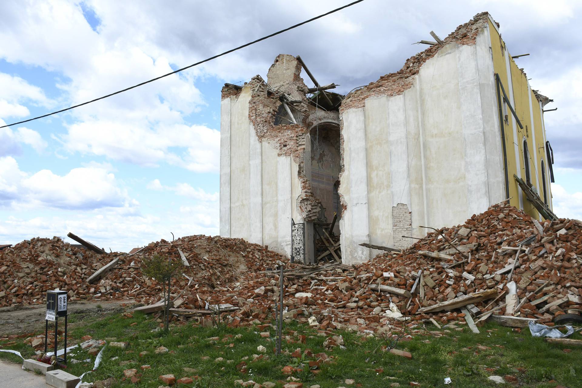 Crkva u Žažini koja je uništena u potresu, a obnavljat će ju Mađarska