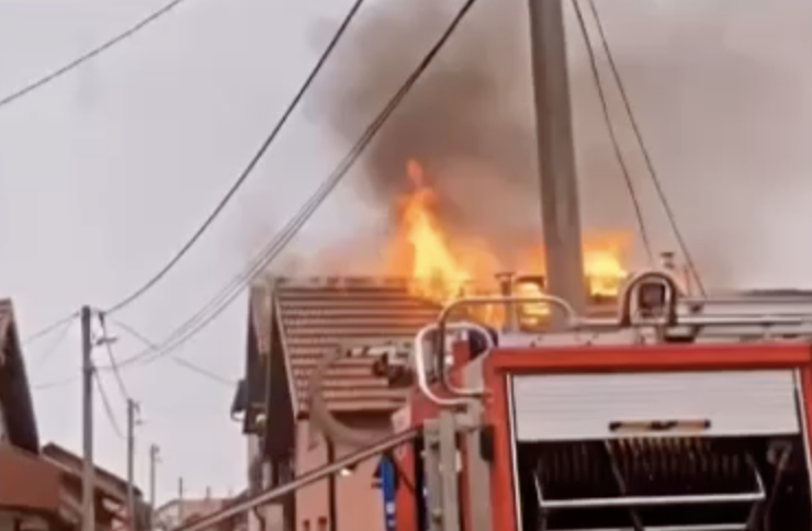 VIDEO Izbio požar u obiteljskoj kući u Zagrebu: 'Vatrogasci su brzo stigli, saniraju požarište'