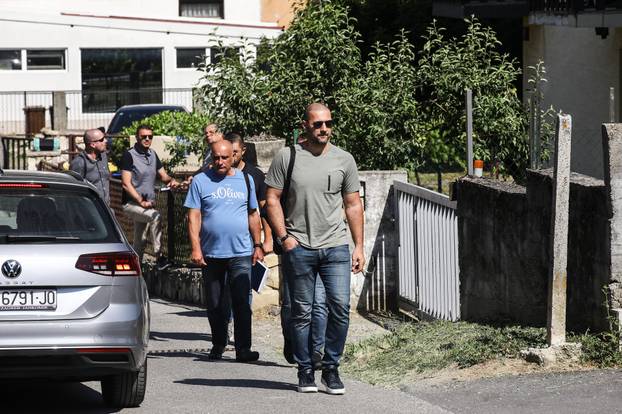 Zagreb: Policijski očevid još uvijek traje gdje su sinoć u ulici Črna voda ubijeni muškarac i žena