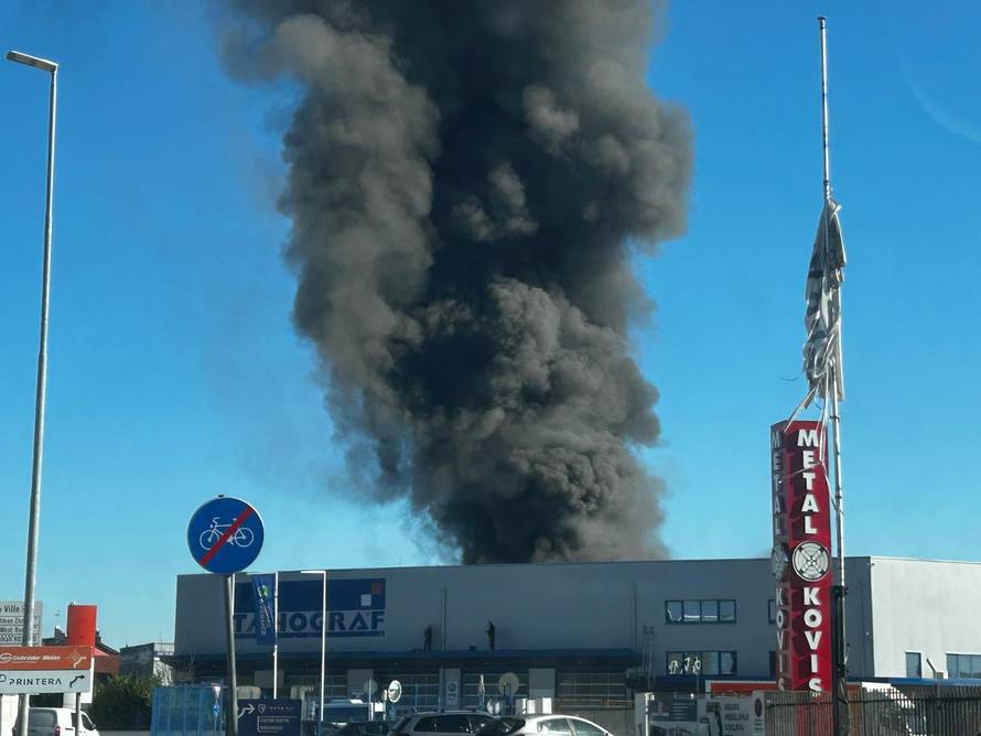 FOTO/VIDEO Još se dimi u Sv. Nedelji: 'Nije opasno za ljude'