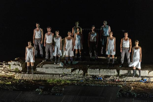 Pula: U Malom rimskom kazalištu odigrana je predstava "Antigona - 2000 godina kasnije"