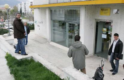 Split: Maskiran i naoružan oteo 25.000 kuna iz pošte