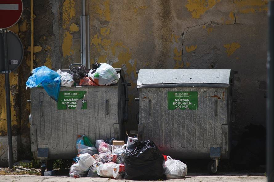 Zbog prosvjeda komunalnih radnika ne odvozi se otpad u Obrovcu