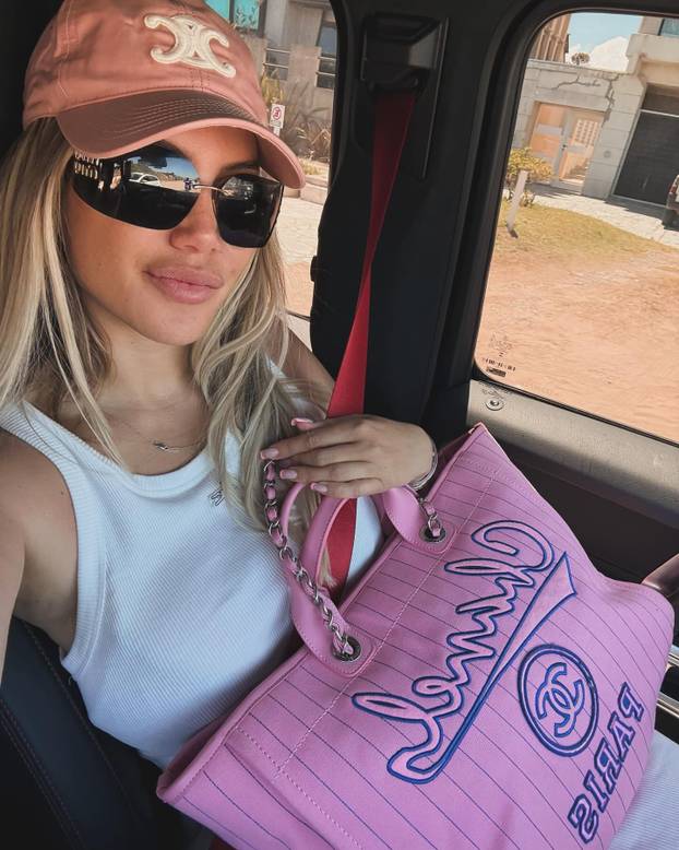 FOTO Godina nova, a Wanda po starom. Tange, bujni dekolte i novi partner: 'Prava ljubav...'