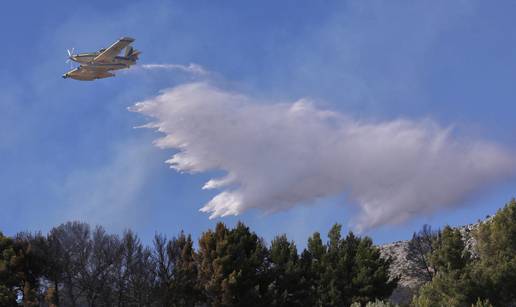 FOTO Pogledajte kako Air Tractor gasi požar u Podstrani