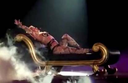 Plesač na nastupu iščupao ekstenzije Britney Spears