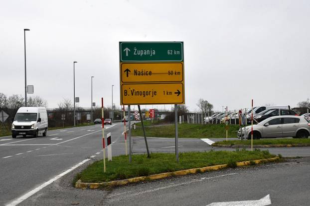 FOTO Tužni prizori u Sl. Brodu: Na mjestu gdje je poginulo dijete gori bijeli lampion...