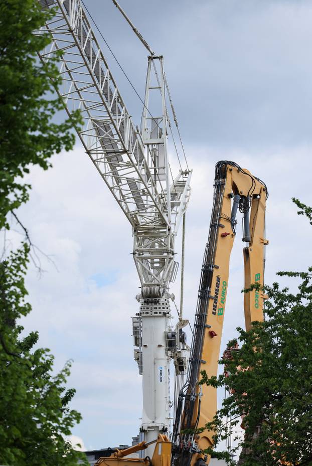 Zagreb: Kod Vjesnikovog nebodera počela je montaža velikog krana dizalice