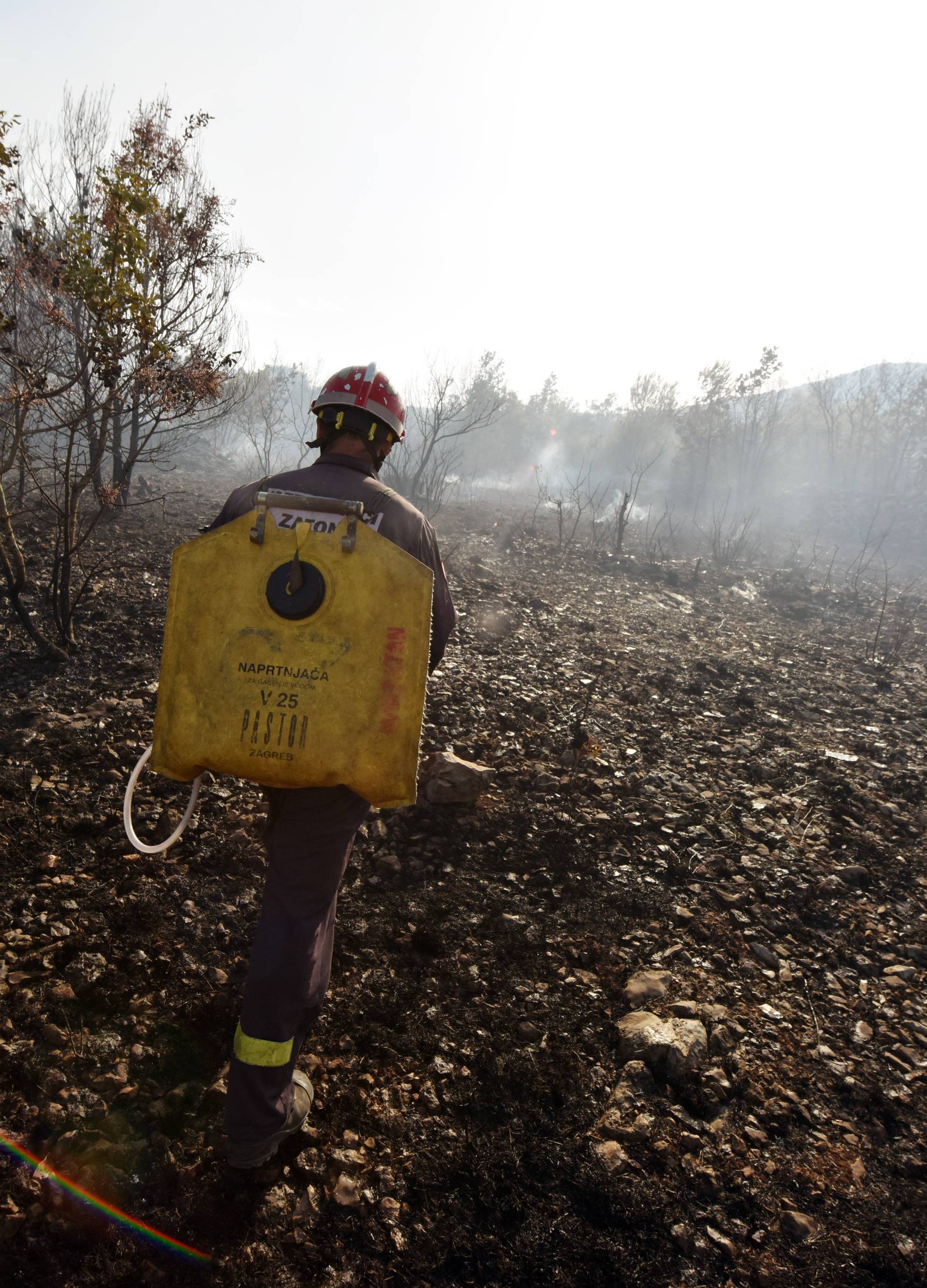 Lokaliziran požar kod Vodica, izgorjelo 4,5 hektara šume