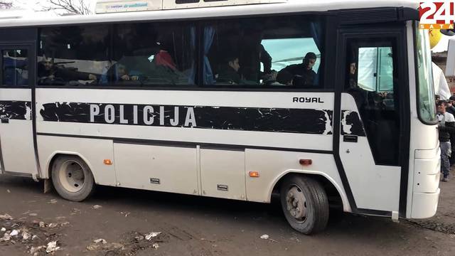 Bus kao iz 'Ko to tamo peva', a njime skupljaju migrante u BiH